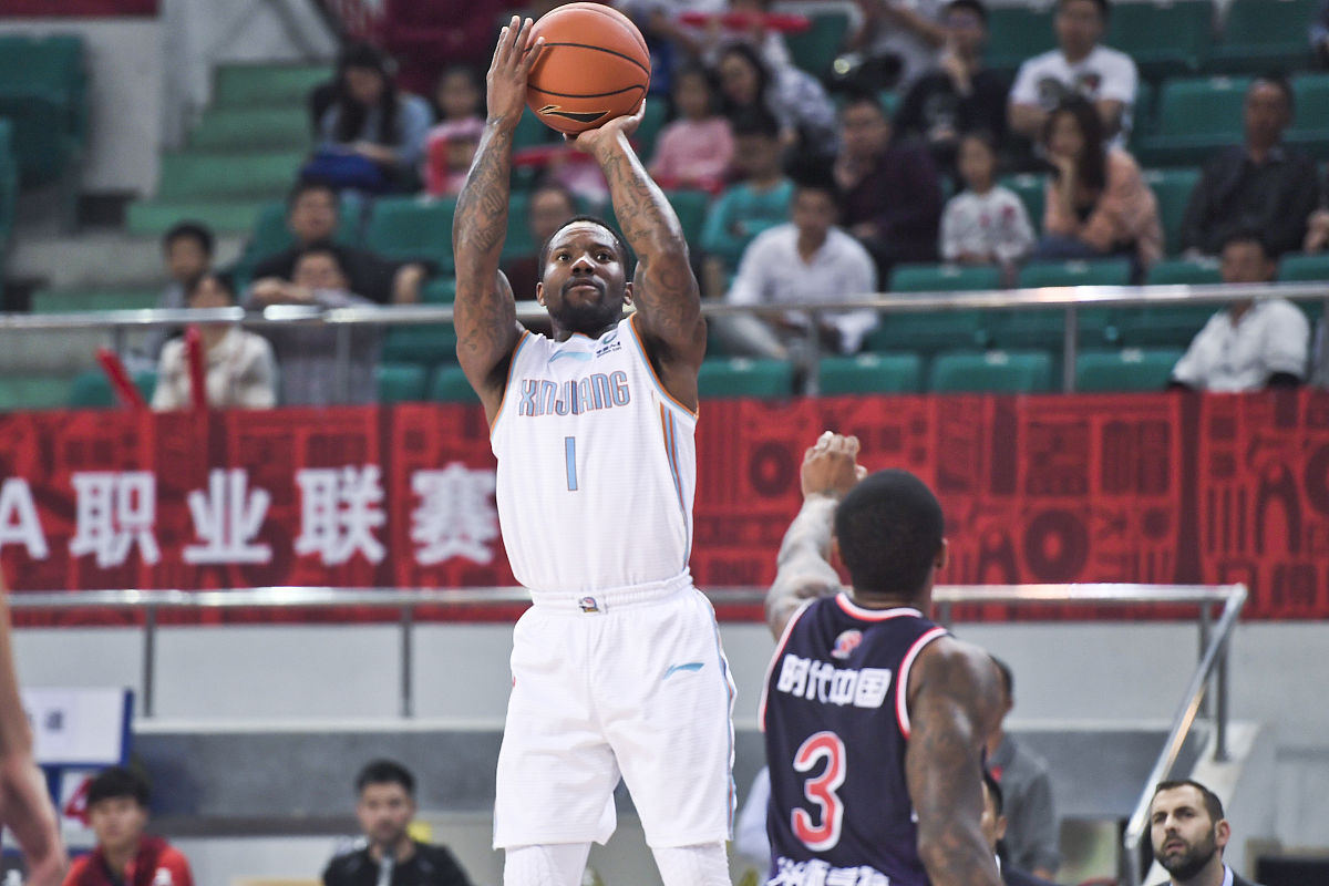 篮网队的小前锋